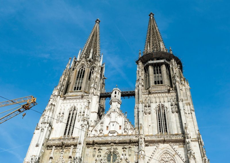 Pijan se popeo na skele katedrale u Regensburgu pa pao i ostao živ