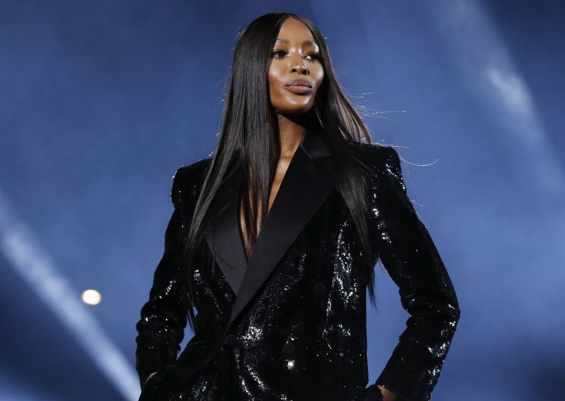 Nauljena i gola sjedila u podzemnoj: Naomi Campbell tek dizajnerskom torbicom prikrila strateška mjesta