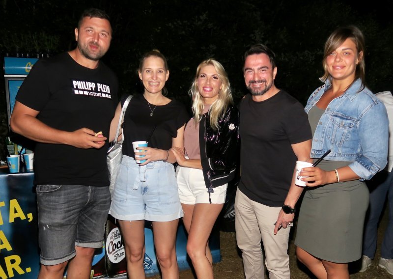 Sunce i more itekako joj gode: Nakon što je pokazala tijelo u bikiniju, Sandra Perković večer provela u najboljem društvu