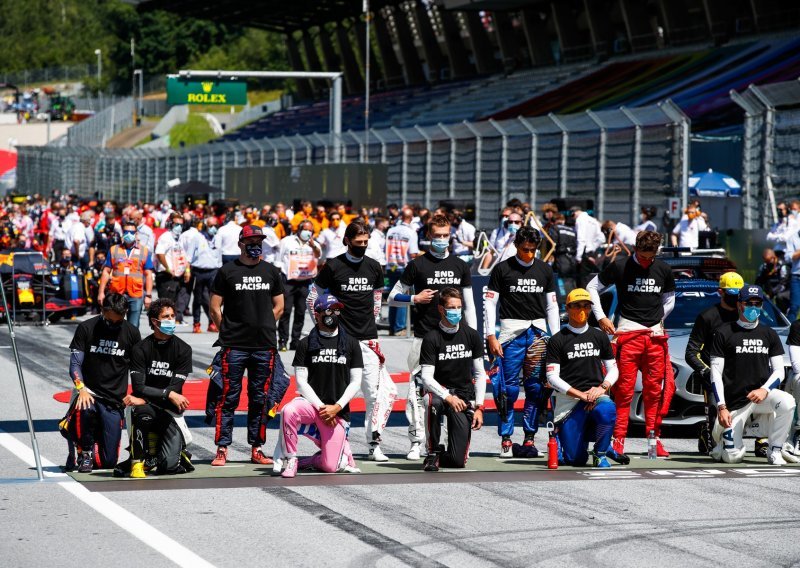 Vozači Formule 1 prije samog starta VN Austrije prosvjedovali, ali ne na jednak način; neki su klečali, a neki stajali