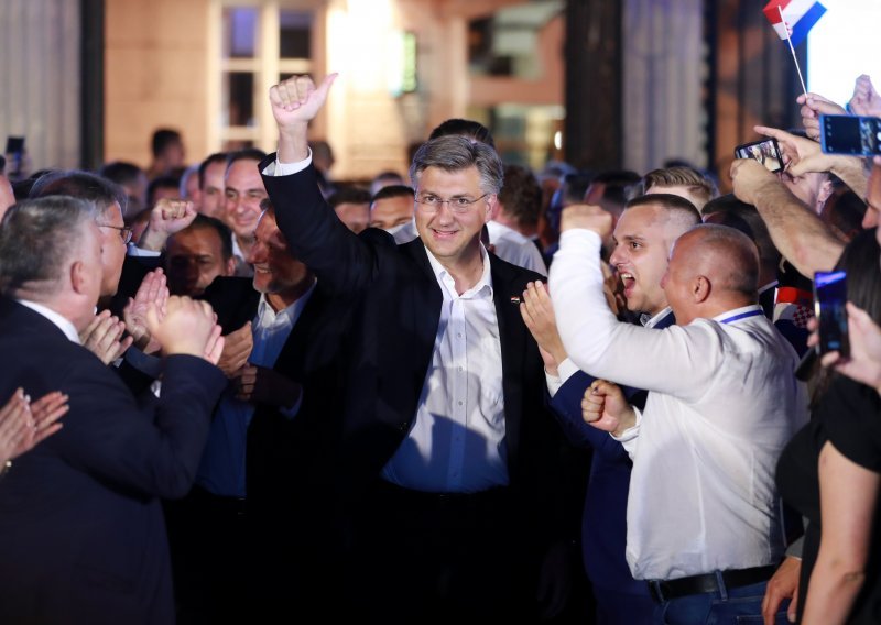 Plenković opet izašao pred pristaše uz 'Eye of the Tiger': Danas ćemo malo slaviti, a sutra krećemo opet, svim srcem za Hrvatsku