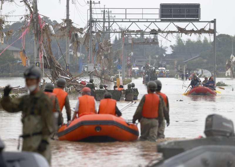 Broj poginulih u poplavama u Japanu narastao na 24