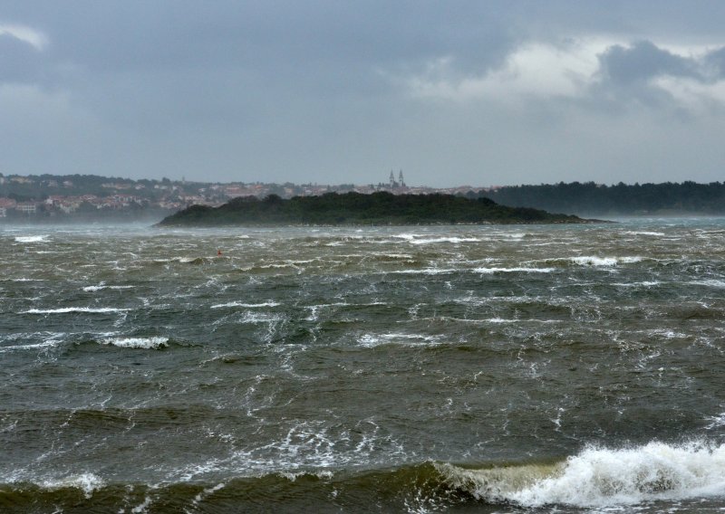 Hladna fronta i jaka bura zahvatila noćas i Istru