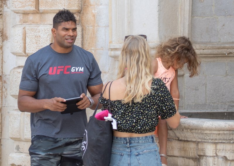 Legendarni UFC borac Alistair Overeem s obitelji prošetao praznim Dubrovnikom