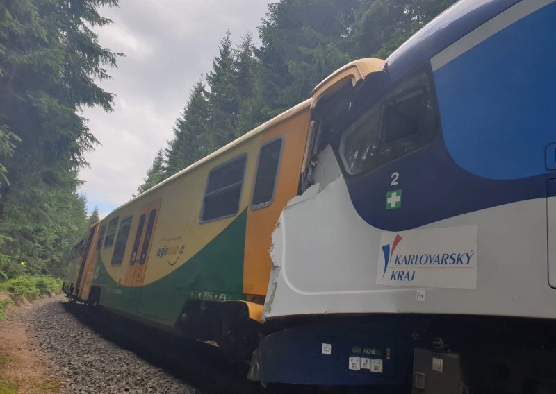Najmanje dvoje poginulih i 24 ozlijeđenih u sudaru vlakova u Češkoj