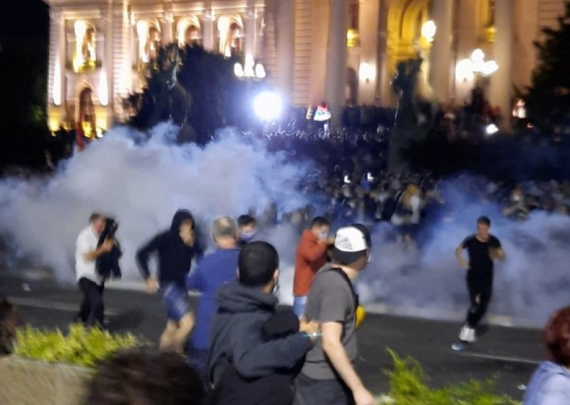 [VIDEO] Kaos u Beogradu zbog mjera: Nakon upada u Skupštinu Srbije policija bacila suzavce, a prosvjednici uzvratili bocama, kamenjem, bakljama i jajima