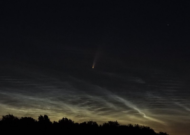 [FOTO] Jutros na nebu dva fascinantna fenomena: Komet i rijetki oblaci