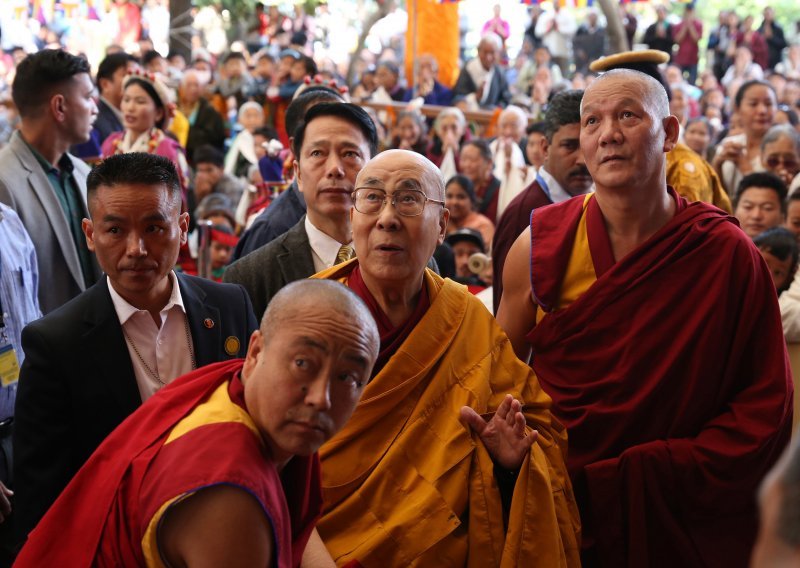 Iako i dalje oduševljava milijune, budućnost poglavara tibetanskog budizma Dalaj-Lame sve je upitnija