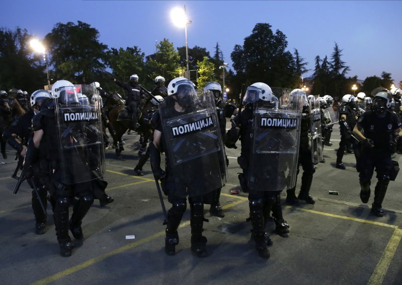 Totalni rat na ulicama Beograda: Policija tonama suzavca i oklopnim vozilima ugušila nasilni prosvjed