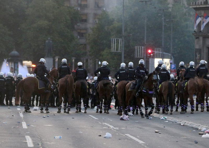 [VIDEO] Demonstranti u Beogradu ikonama otjerali policijsku konjicu