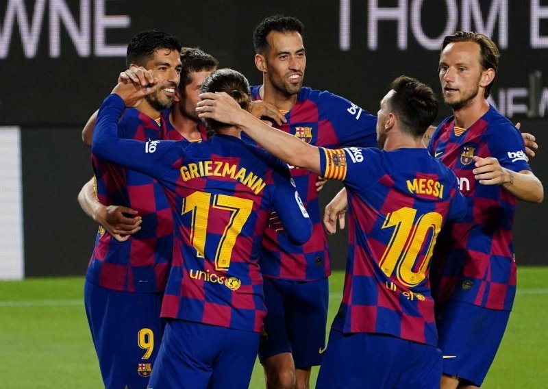 U utakmici s dva crvena kartona, Barcelona u gradskom okršaju na Camp Nou jedva slomila zadnji Espanyol i poslala ga u Drugu ligu