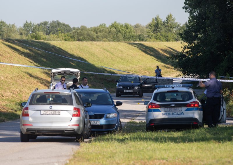 [FOTO/VIDEO] Policija na Jarunu pronašla parkirano vozilo i teško ozlijeđenog muškarca; preminuo je u bolnici