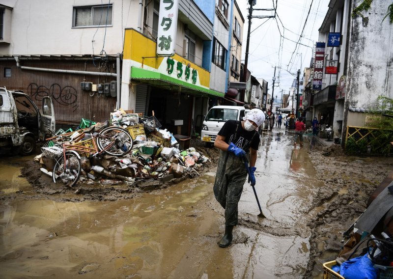 Obilne kiše i dalje prijete Japanu, 62 poginulih u poplavama i klizanju terena