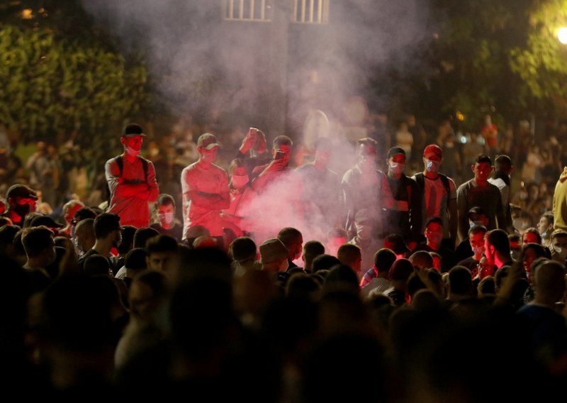 Završen prosvjed u Beogradu, na ulicama ostale tek manje grupice demonstranata. Policija bez intervencija