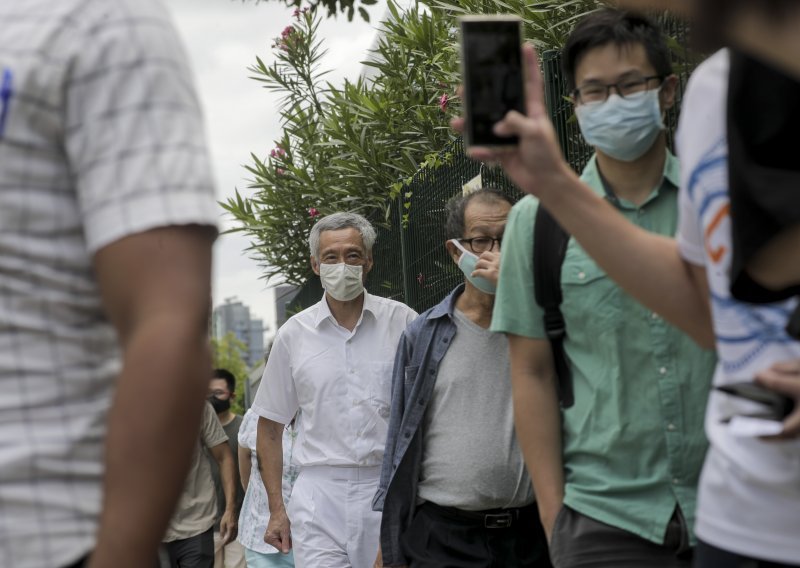 Izbori u Singapuru usred pandemije covida-19, građani na birališta s maskama