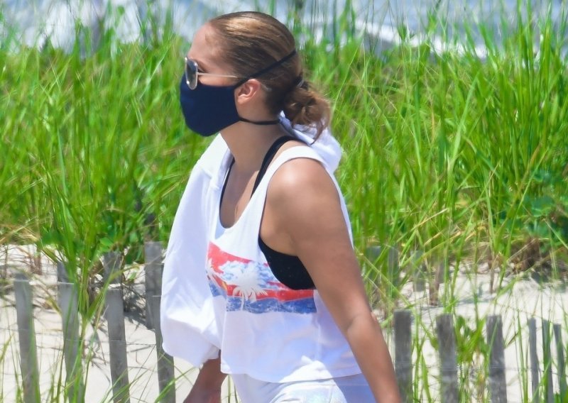 Nije joj vruće: J. Lo istaknula istreniranu figuru u pripijenim tajicama