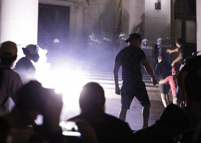 [VIDEO/FOTO] Uhićen 71 prosvjednik u Beogradu, među njima i nekoliko stranaca