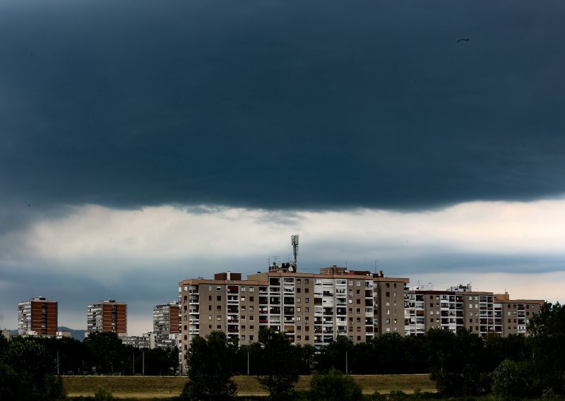 [FOTO/ VIDEO] Hladna fronta zahvatila dobar dio Hrvatske, jak vjetar i pljusak u Zagrebu, temperatura pala za više od 10 stupnjeva