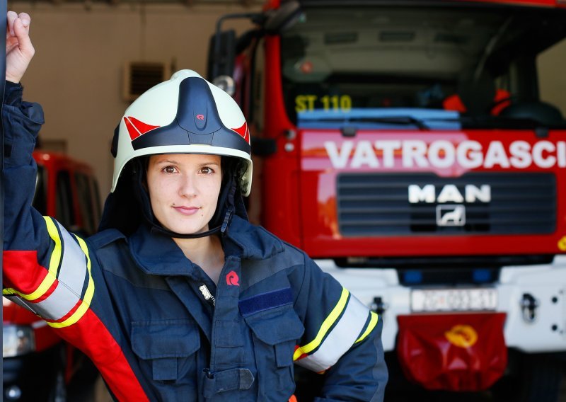 [VIDEO/FOTO] Upoznajte Kristinu Trgovec, hrabru mladu ženu koja će se zbog vas bez razmišljanja baciti u vodu i vatru, otkrila nam je čega se jedino boji i što se zapravo dešava na vatrogasnim zabavama