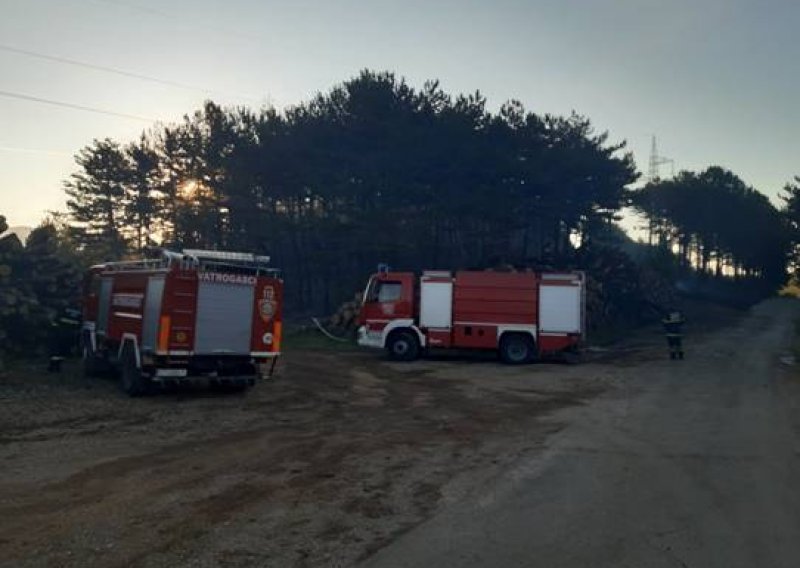 Spojila se dva požara kod Muća, ukupno opožareno 50 hektara borove šume