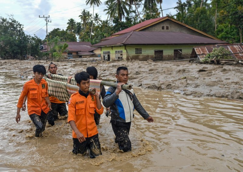 U Indoneziji poplave usmrtile najmanje 16 ljudi, raselile stotine