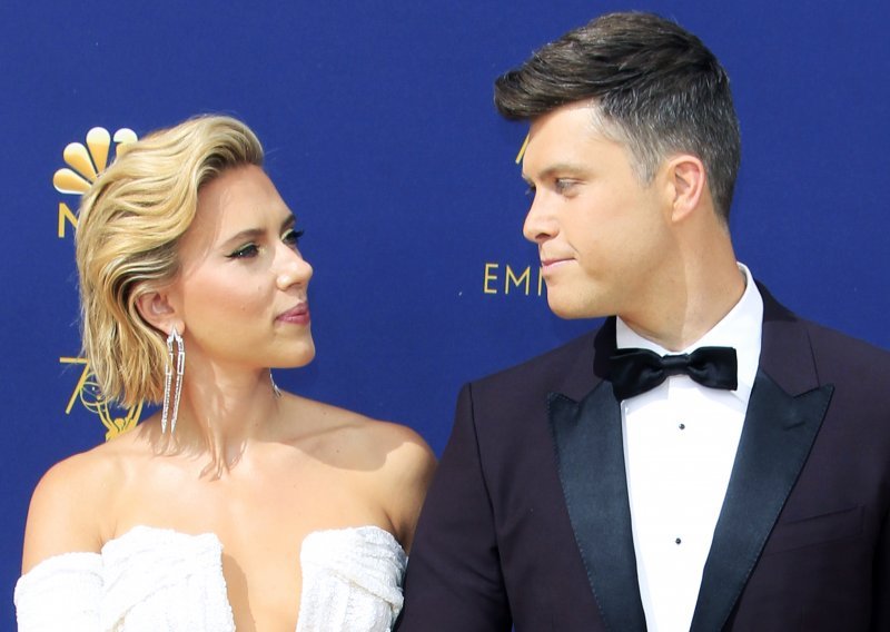 Colin Jost prisjetio se svog prvog susreta sa Scarlett Johansson: 'Imala je tu gracioznost i osmijeh koje nikada prije, a ni kasnije nisam vidio ni kod koga'