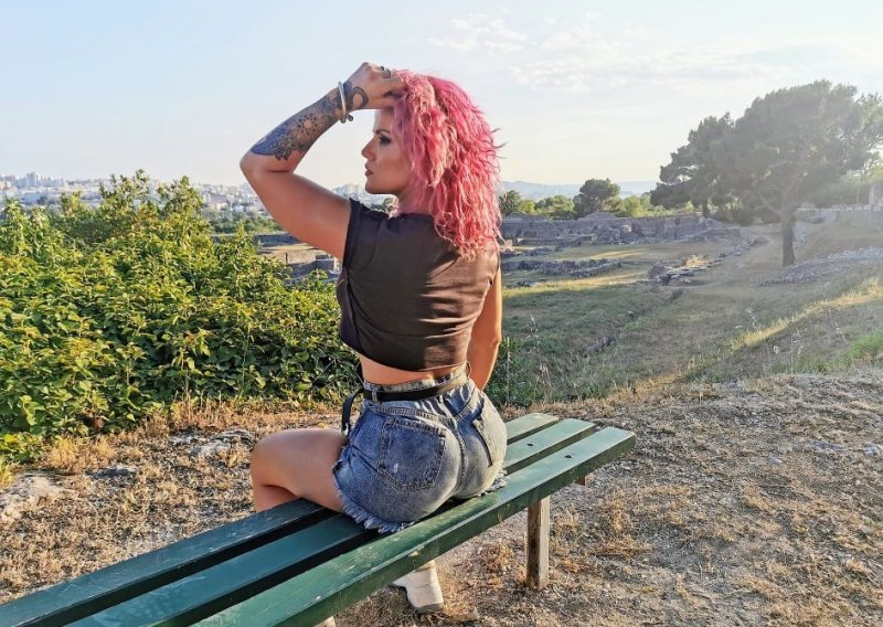 Nekadašnja pjevačica grupe Stijene danas je hit na društvenim mrežama zbog fit linije i životnog stila, a odnedavno snima videa o zdravom životu
