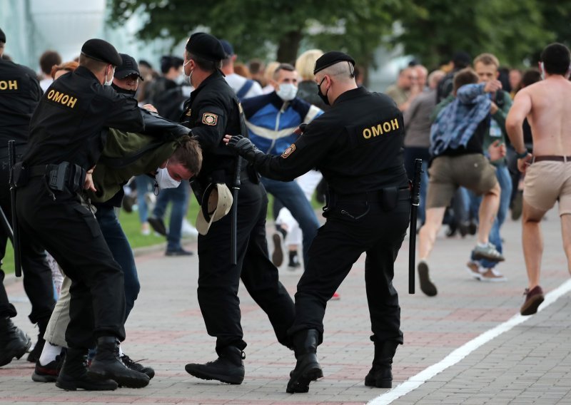Najmanje 250 ljudi uhićeno u prosvjedima u Bjelorusiji