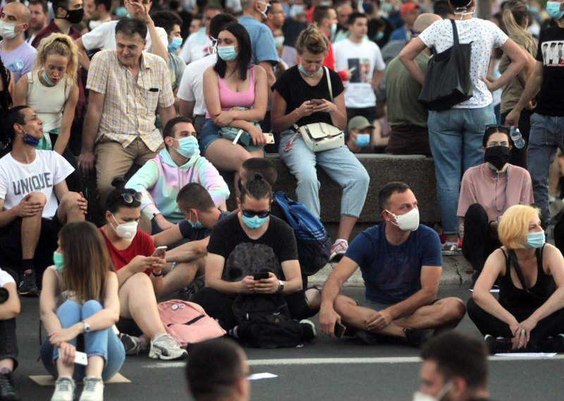 U cijeloj Srbiji obvezno nošenje maski i zabranjena okupljanja više od 10 ljudi