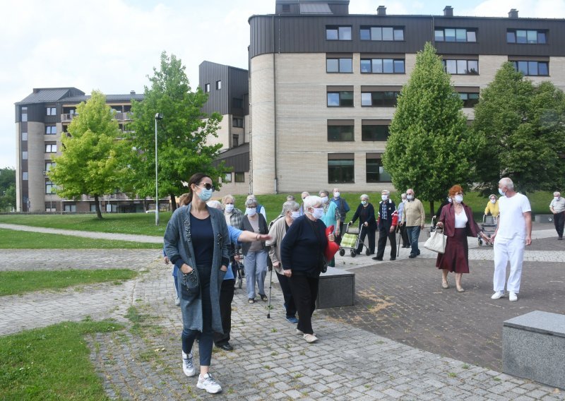 Epidemiolozi objavili kako se može u posjet domovima za starije