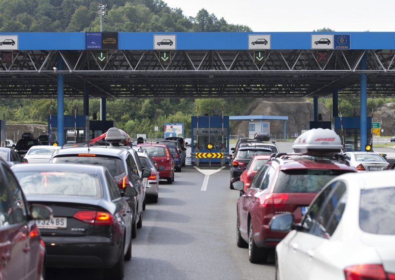 Od ranog jutra stvaraju se kolone na granicama, HAK upozorava na zastoje zbog gustoće prometa