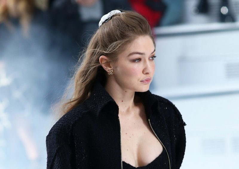 Do rođenja prvog djeteta dijeli je svega dva mjeseca: Gigi Hadid napokon pokazala trudnički trbuščić