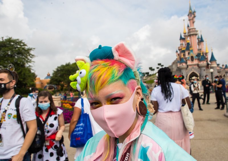 Francuska propisala obavezne maske u zatvorenim javnim prostorima