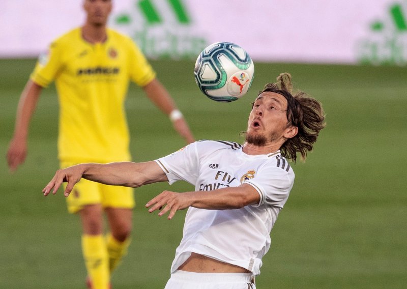 Luka Modrić vodio Real do pobjede i 34. naslova prvaka; Barcelona se osramotila na Nou Campu i s igračem više izgubila od Osasune