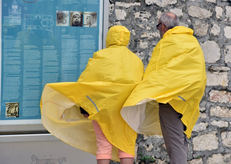 Nevrijeme u Dalmatinskoj zagori; U Kistanjama za sat vremena palo 53 litre na metar kvadratni