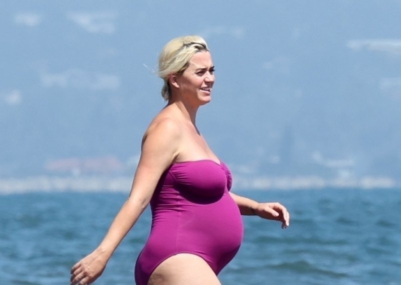 Od poroda je dijeli još samo malo: Jednodijelni kupaći kostim istaknuo trudnički trbuh slavne pjevačice