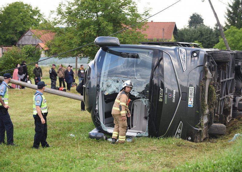 [VIDEO, FOTO] Slovenski autobus s državljanima BiH sletio s ceste kod Tušilovića