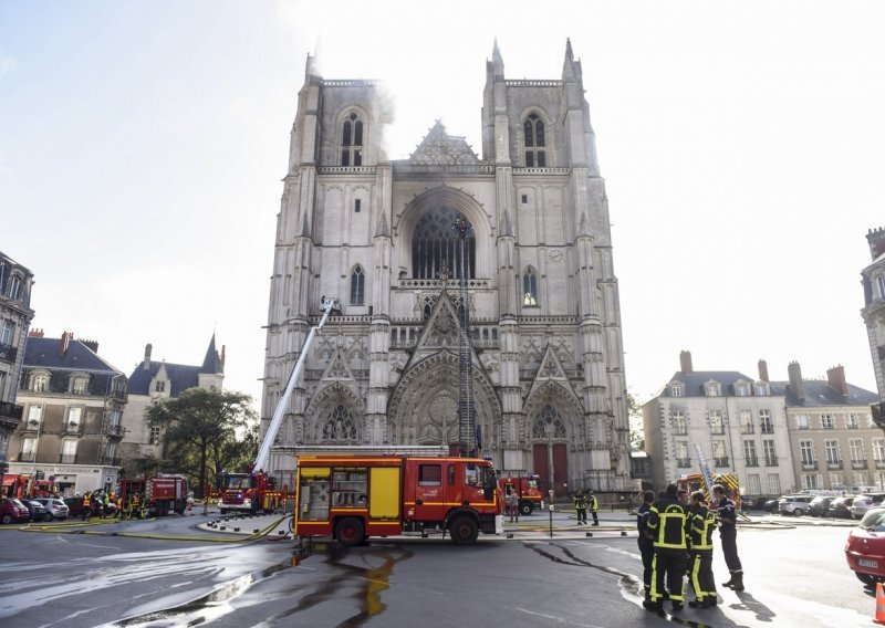 Uhićen muškarac zbog povezanosti s požarom na katedrali u Nantesu, riječ je o izbjeglici iz Ruande koji je u crkvi volontirao