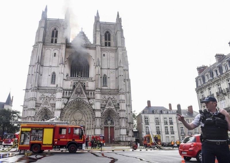 [VIDEO, FOTO] Buktinja sukljala iz gotičke katedrale u Nantesu. Požar je izgleda podmetnut, nastao je na tri mjesta