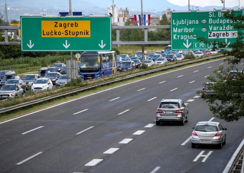 Ogromne gužve na cestama, a što se tek sprema: Slovenci javljaju o kolonama od 9 km ispred Kaštela i 10 km na Karavankama!