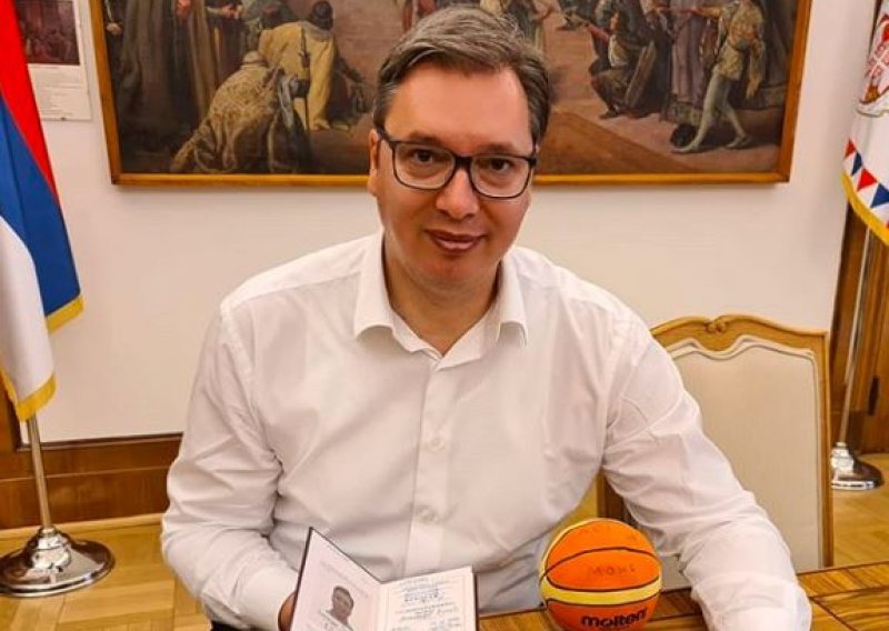 Vučić se na Instagramu pohvalio: Postao sam student, želim trenirati klince