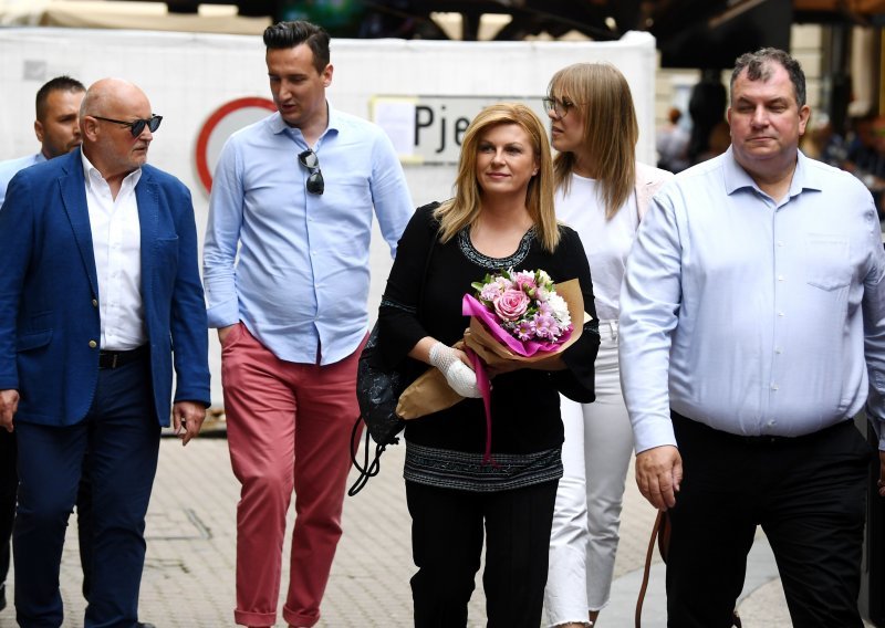 Kolinda Grabar Kitarović prošetala centrom Zagreba s novom frizurom, ali i zavojem na ruci