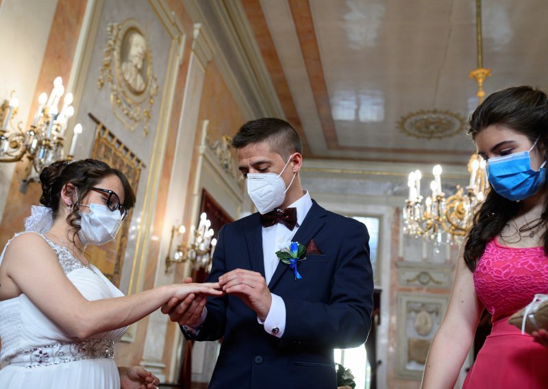 Iz vukovarsko-srijemskog stožera potvrdili: Većina novooboljelih od koronavirusa zaraženi su na svadbama