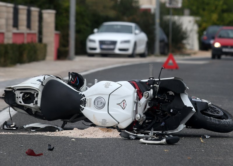 23-godišnji motociklist bez položenog vozačkog sletio u jarak, udario u betonski most i poginuo