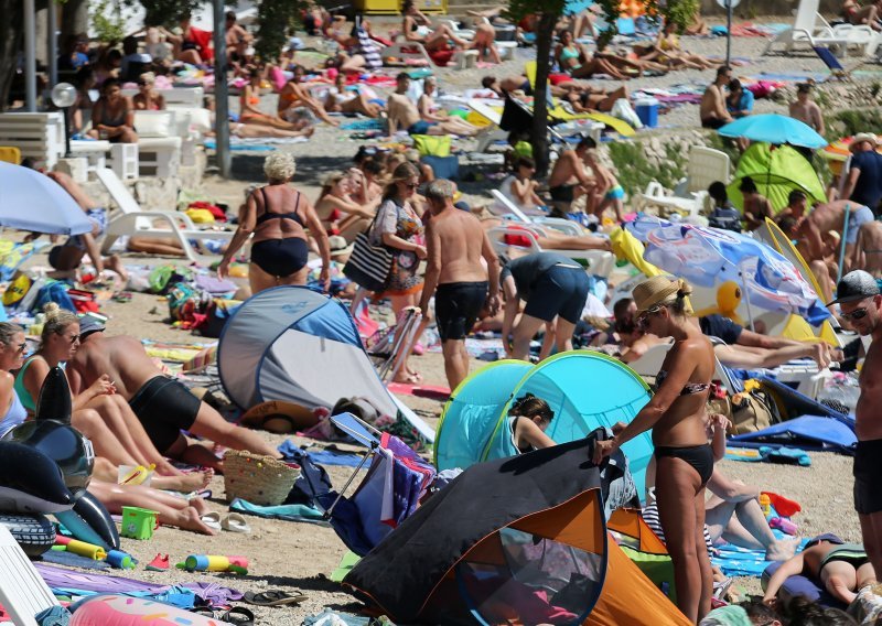 [FOTO] Ovako je danas bilo na plaži na Murteru. Ima li ikakve distance? Prosudite sami