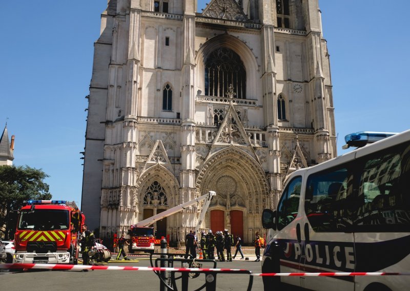 Policija oslobodila volontera privedenog zbog požara u katedrali u Nantesu