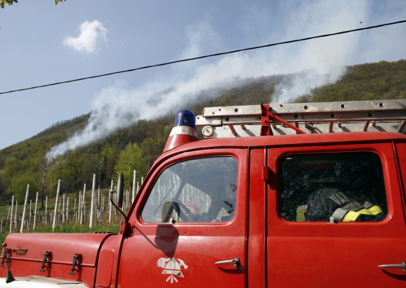 Gorjele dvije kuće, jedna u potpunosti izgorjela