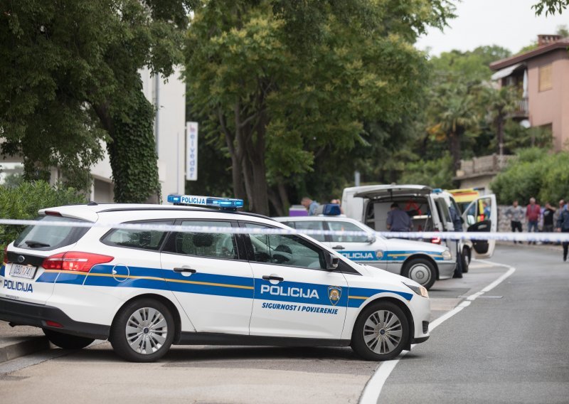 Na kamionu vozio automobil bez da ga je osigurao, pa njime teško ozlijedio biciklista i pobjegao s mjesta nesreće