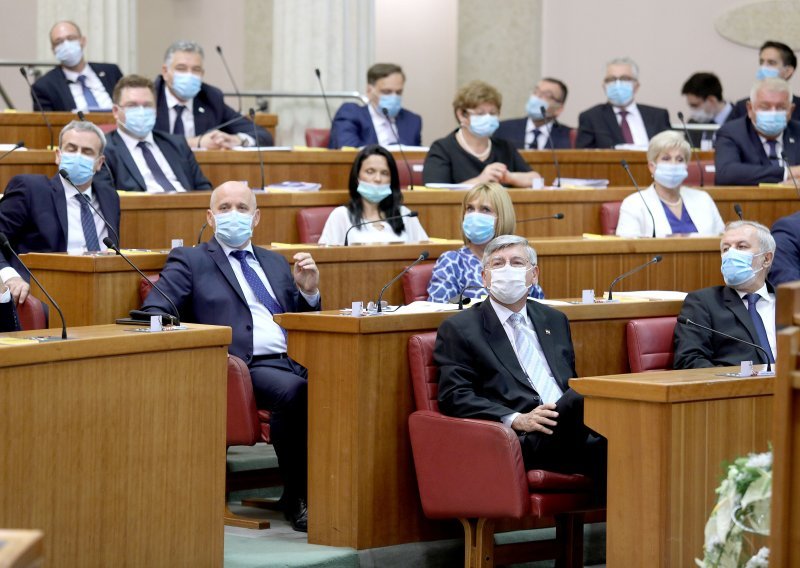 Vidović Krišto odbila nosti masku, Jandroković ju opomenuo; Tomašević se nije držao vremena, pa poručio: Treba mi da se malo uštelam