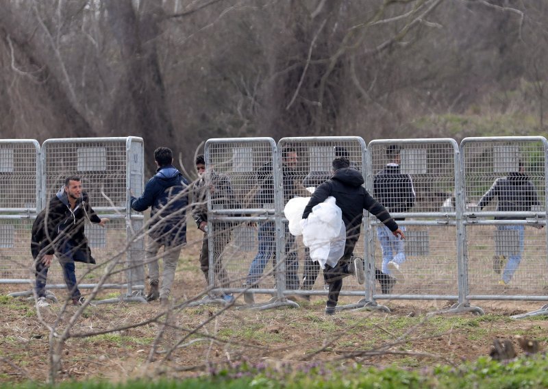 Slovenija: Nizozemac zaustavljen s 29 migranata, bit će vraćeni Hrvatskoj